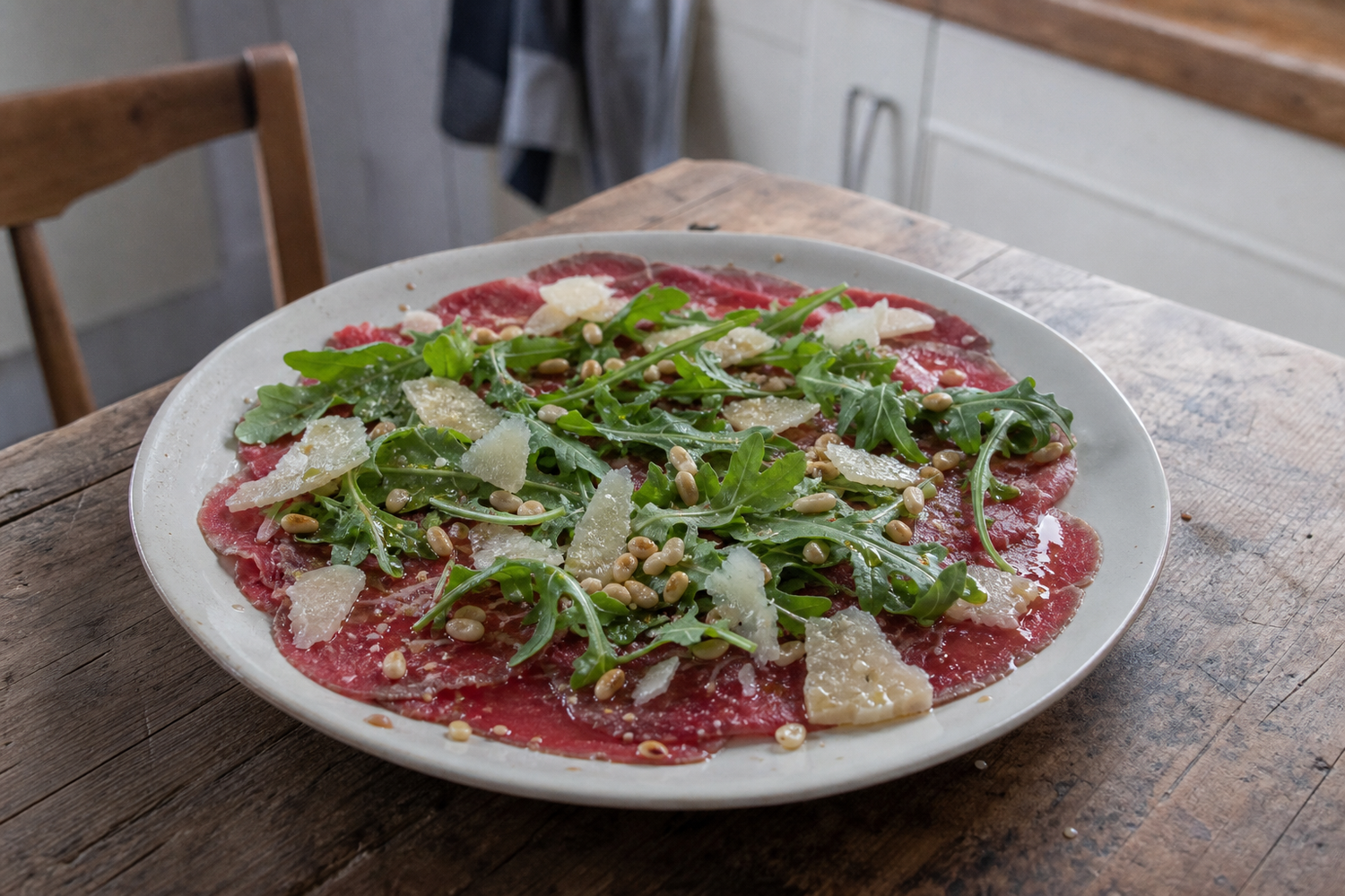 Carpaccio met Parmezaan, rucola en pijnboompitten