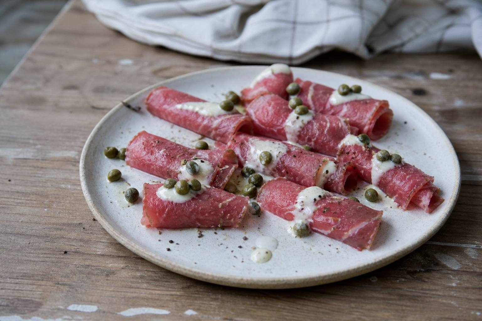 Carpaccio rolletjes met truffelmayonaise en kappertjes