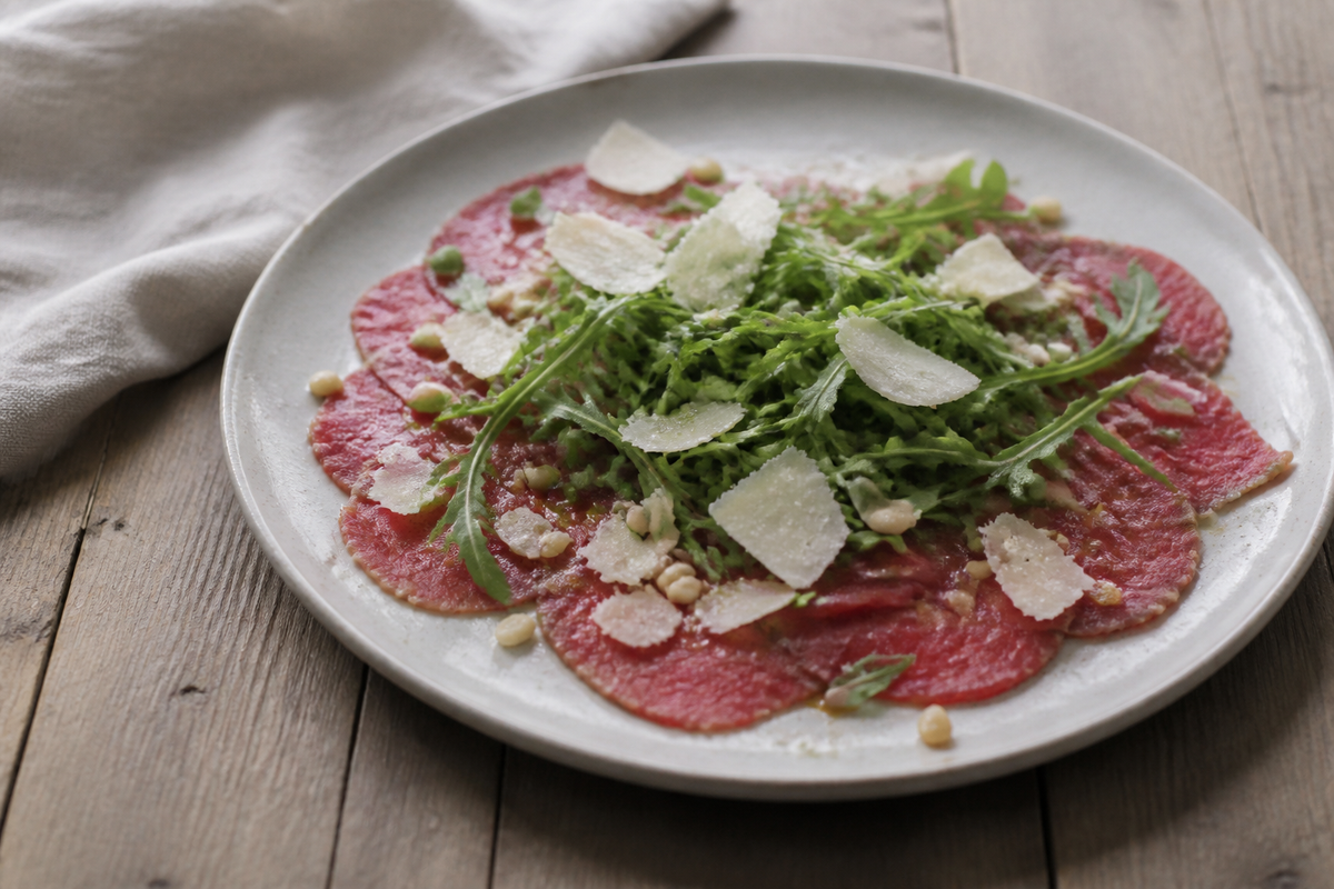 Carpaccio met rucola, Parmezaan en pijnboompitten