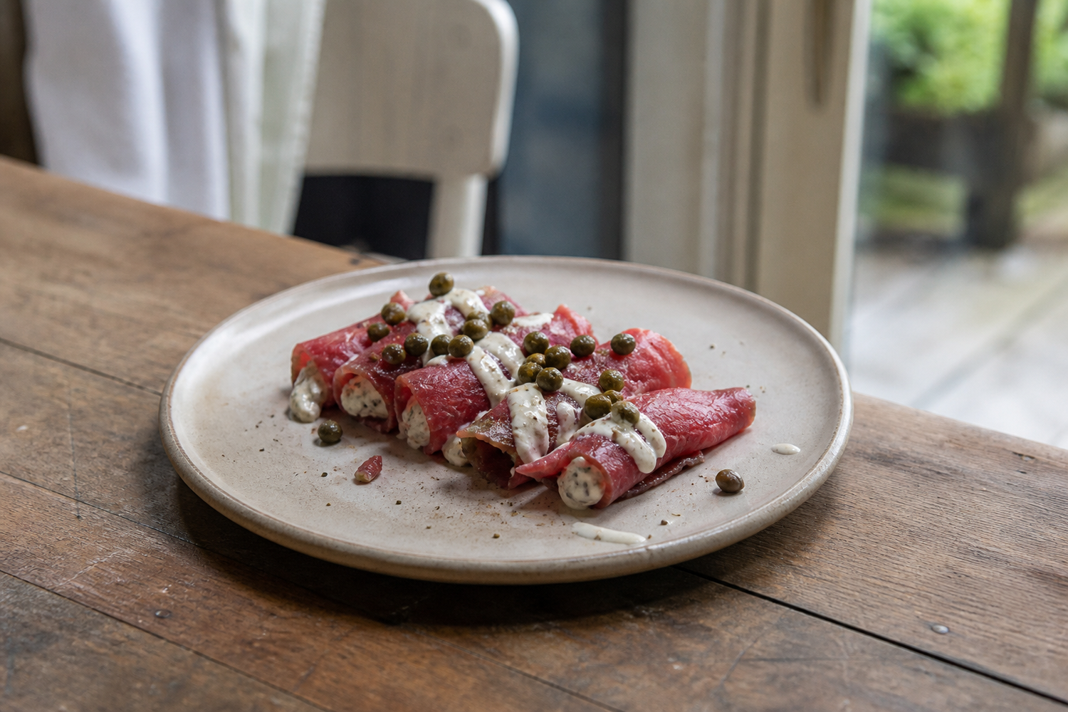 Carpaccio rolletjes met truffelmayonaise en kappertjes