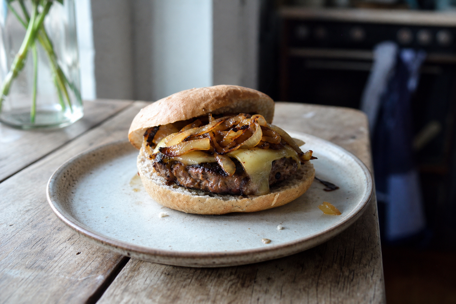 Runderburger met gebakken ui en oude kaas