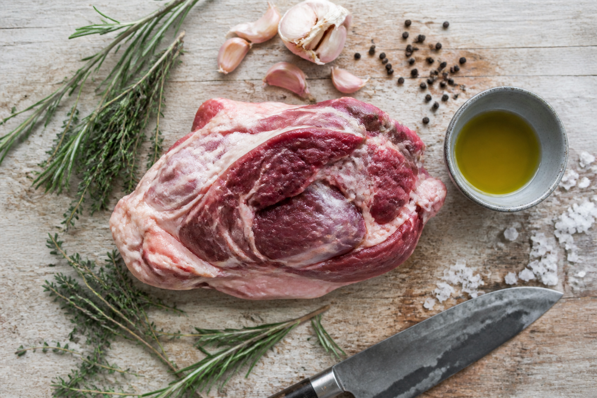 Lamsrack met schoongemaakte ribbeentjes op bruin papier