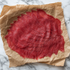 Flinterdunne carpaccio van rundvlees, overlappend gesneden op bruin papier