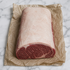 Hele entrecote van rund op bakpapier, met dikke vetkap en zichtbaar rood vlees aan de snijkant