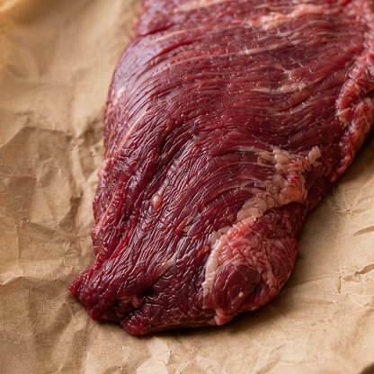 Rauwe Fat Angus longhaas op bruin papier, close-up van de vleesstructuur