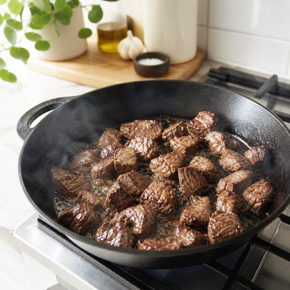 Rauwe ossenhaaspuntjes van Angus rund, kort gebakken in een hete pan