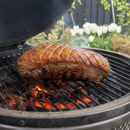 Heel stuk picanha met vetkap op de barbecue, boven hete kolen
