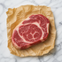 Rauwe Angus rib-eye steak met marmering op bakpapier