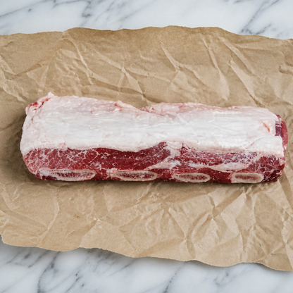 Rauwe Fat Angus short rib met bot en dikke vetlaag op bakpapier