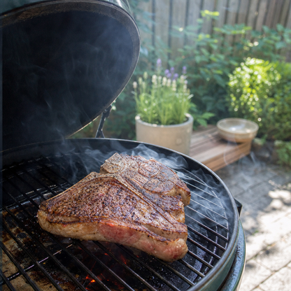 Rauwe T-bone steak met grillstrepen op de barbecue, buiten in de rook