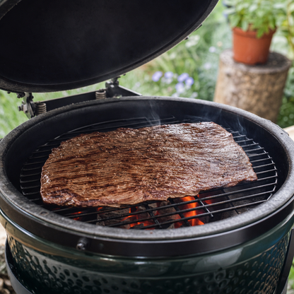 Hele flat iron van Schots rund op de BBQ, kort gegrild boven de kolen
