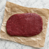 Rauwe flat iron steak uit Schotland op bruin papier, van boven gezien