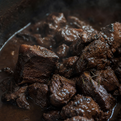 Gegaarde hazenpeper in donkere saus, close-up met grove stukken vlees