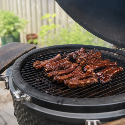 Geglazuurde Iberico ribfingers op de barbecue, met een gekaramelliseerde buitenkant