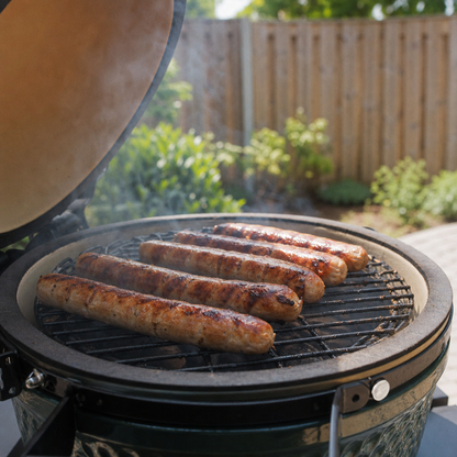 Vijf gegrilde jalapeño BBQ worsten op een open barbecue