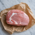 Heel kalfs rib-eye op bruin papier, met lichte vetdooradering op een marmeren ondergrond