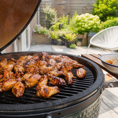 Geglazuurde kipvleugels op de barbecue, gebakken met lichte grillschade