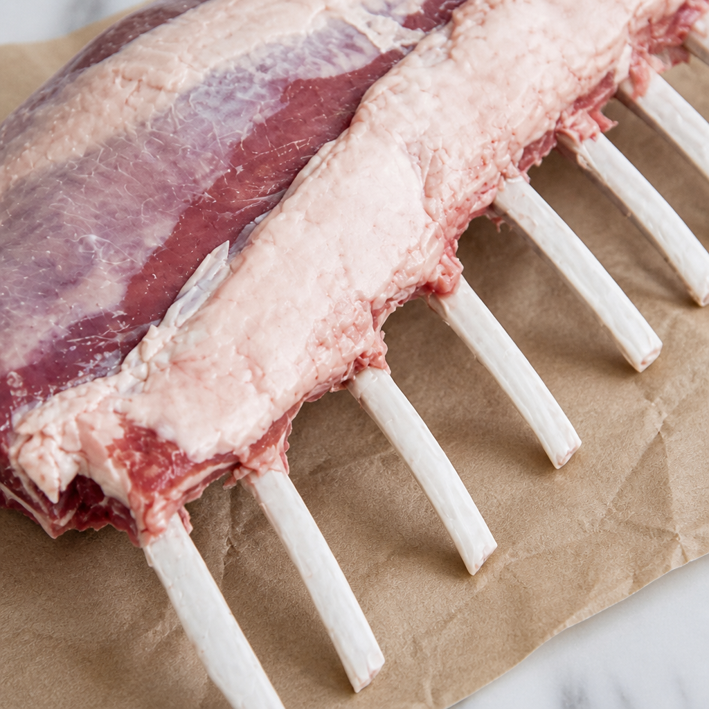 Rauw lamsrack op bruin papier met ribben, van dichtbij in beeld