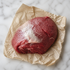 Rauwe lams rump steak op bruin papier, bovenaanzicht