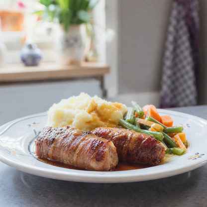 Twee gebakken rundervinken met jus, geserveerd met aardappelpuree en gemengde groenten