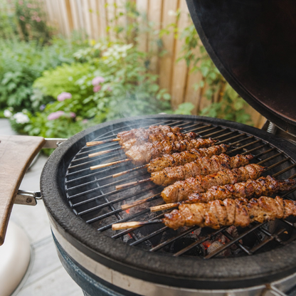 Gemarineerde varkenshaas saté op de barbecue, goudbruin gegrild op houten spiesjes