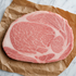 Rauwe Wagyu rib-eye met sterke vetdooradering op bakpapier